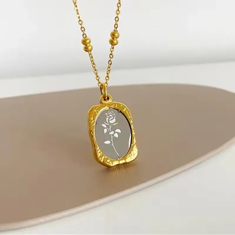 Medalion Rose Necklace